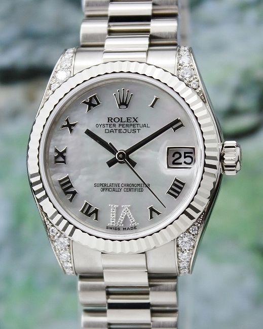 (image for) A ROLEX MID SIZE 18K WHITE GOLD OYSTER PERPETUAL DATEJUST - 178239